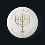 Happy Chanukah Menorah Holiday Button<br><div class="desc">Dieser Button zeigt eine goldene Menorah und die Nachricht oben liest "Happy Chanukah". Unter der Menorah ist ein Platz für Ihren Familiennamen,  den Sie personalisieren oder entfernen können,  wenn Sie möchten.</div>