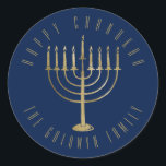 Happy Chanukah Navy Gold Menorah Holiday Runder Aufkleber<br><div class="desc">Auf diesem Aufkleber befindet sich eine goldfarbene Menorah auf einem marineblau-blauen Hintergrund. Die Nachricht darüber lautet "Happy Chanukah". Unter der Menorah ist ein Platz für Ihren Familiennamen,  den Sie personalisieren oder entfernen können,  wenn Sie möchten.</div>