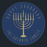 Happy Chanukah Navy Gold Menorah Holiday Runder Aufkleber<br><div class="desc">Auf diesem Aufkleber befindet sich eine goldfarbene Menorah auf einem marineblau-blauen Hintergrund. Die Nachricht darüber lautet "Happy Chanukah". Unter der Menorah ist ein Platz für Ihren Familiennamen,  den Sie personalisieren oder entfernen können,  wenn Sie möchten.</div>