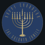 Happy Chanukah Navy Gold Menorah Holiday Runder Aufkleber<br><div class="desc">Auf diesem Aufkleber befindet sich eine goldfarbene Menorah auf einem marineblau-blauen Hintergrund. Die Nachricht darüber lautet "Happy Chanukah". Unter der Menorah ist ein Platz für Ihren Familiennamen,  den Sie personalisieren oder entfernen können,  wenn Sie möchten.</div>