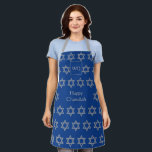 HAPPY CHANUKAH | Star of David | Monogram Blue Schürze<br><div class="desc">Stilvolle HAPPY CHANUKAH Schürze mit Imitaten silber STAR OF DAVID-Muster vor einem israelisch-mittelblauen Hintergrund. In der Mitte befindet sich ein KUNDENBARE Text, der in Imitaten die Silbertypografie "HAPPY CHANUKAH" liest. Oben befindet sich ein KUNDENBEWEGLICHES MONOGRAMM, das Sie durch Ihr eigenes ersetzen können. Matching-Elemente verfügbar. Großartiges Geschenk für Hanukka und das...</div>