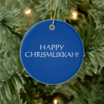 Happy Chrismukkah blauer Weihnachtsjüdischer Feier Keramik Ornament<br><div class="desc">Happy Chrismukkah blau und weiß Typografie elegante Weihnachten jüdischen Feiertag Ornament. Weißer Text auf blauem Hintergrund.</div>