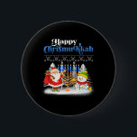 Happy Chrismukkah Jüdische Weihnachtszeit Hanukkah Button<br><div class="desc">Weihnachtsjunge Kinder Kinder Jugendliche Männer. Funny Spaß Grafik Tee Kostüme für diejenigen, die glauben an Weihnachtsmann, Liebe Hirsch, Rentier, Elf, Elfen, Gesang Songs, Party Dekoration, Baum, Hut, Socken Dieses Weihnachtstee mit Grafik ist ein großes Weihnachtsgeschenk</div>