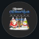 Happy Chrismukkah Jüdische Weihnachtszeit Hanukkah Runder Aufkleber<br><div class="desc">Weihnachtsjunge Kinder Kinder Jugendliche Männer. Funny Spaß Grafik Tee Kostüme für diejenigen, die glauben an Weihnachtsmann, Liebe Hirsch, Rentier, Elf, Elfen, Gesang Songs, Party Dekoration, Baum, Hut, Socken Dieses Weihnachtstee mit Grafik ist ein großes Weihnachtsgeschenk</div>