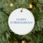 Happy Chrismukkah weiße Weihnachtsfeiertag Keramik Ornament<br><div class="desc">Herzlichen Glückwunsch Chrismukka blau und weiß Weihnachten Jüdisches Feiertagsschmuck.</div>