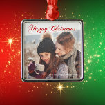 Happy Christmas Red Elegant Script Couple Foto Ornament Aus Metall<br><div class="desc">Elegantes Weihnachtsschmuck mit wunderschöner kursiver Schrift in festlichem Foto. Dieses moderne Familienfoto mit prächtiger Typografie und Ihrem Namen auf dem kompletten Blutbild in Weiß unten.</div>