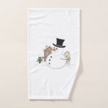 Happy Christmas Snowman Illustration Badhandtuch Set<br><div class="desc">Illustration eines Weihnachtsschneemans im Stil eines Cartoon in einer Schneeszene mit schneebedeckten Häusern und einem Baum im Hintergrund.</div>