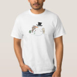 Happy Christmas Snowman Illustration T-Shirt<br><div class="desc">Illustration eines Weihnachtsschneemans im Stil eines Cartoon in einer Schneeszene mit schneebedeckten Häusern und einem Baum im Hintergrund.</div>