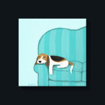 Happy Couch Beagle | Niedlicher Schlafhund | Pet A Leinwanddruck<br><div class="desc">Adorable Leinwand für Beagle Liebhaber. Art Illustration eines glücklichen Beagle,  der sich auf der Zuhause auf dem Sofa ausruht. Dieser schlafende Welpenhund Liebe seinen Platz auf dem Sofa. Besuchen Sie Jenn's Doodle World für noch mehr Produkte mit diesem schlampigen Beagle. ©Jenn Inashvili</div>