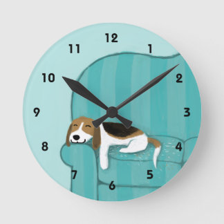 Happy Couch Beagle - Niedliches Hundebanddesign Runde Wanduhr