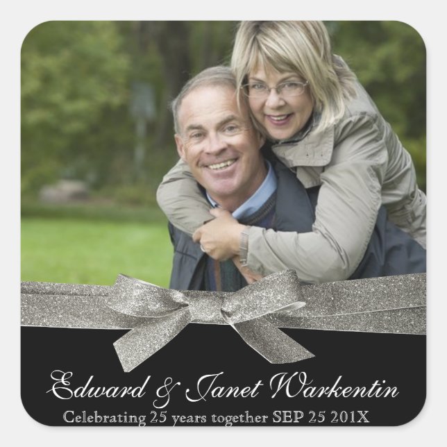 Happy Couple Foto mit Silver Glitzer Ribbon Quadratischer Aufkleber (Vorderseite)