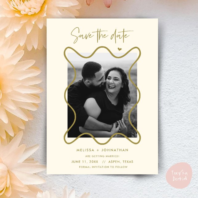 Happy Couple Save the Date Hochzeitsankündigung (Happy Couple Save the date wedding announcement whimsical in yellow gold)