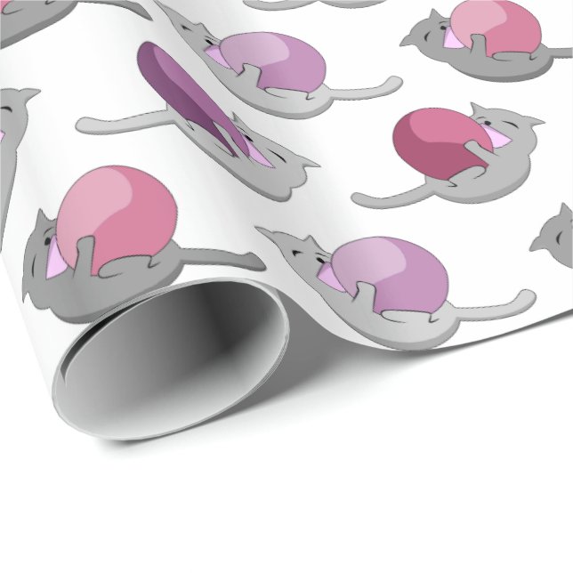 Happy Cute Cats Playing with Balls Geschenkpapier (Rolleneckpunkt)