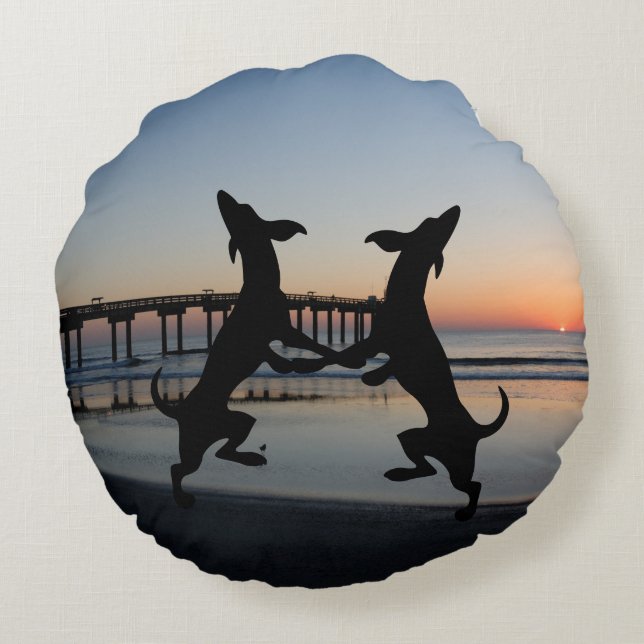 Happy Dancing Dogs on Beach Rundes Kissen (Rückseite)