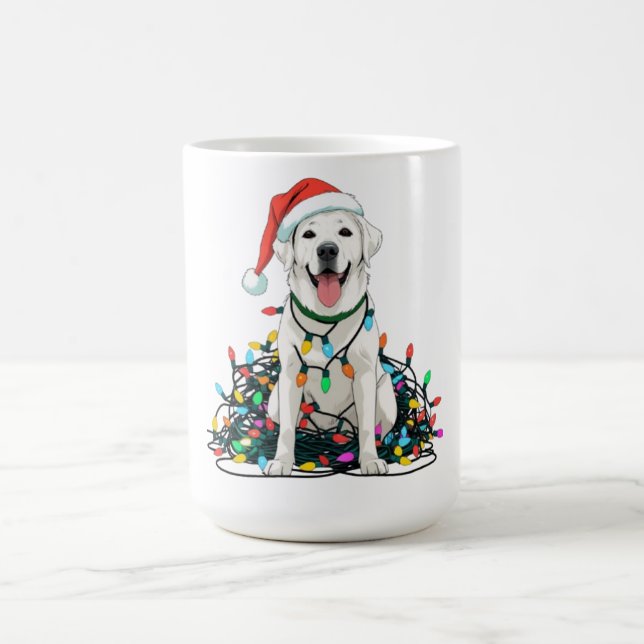 Happy Dog Tangled in Christmas Lights T-Shirt Kaffeetasse (Mittel)
