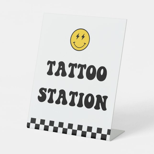 Happy Face One Happy Typ Tattoo Station Schild (Vorderseite)