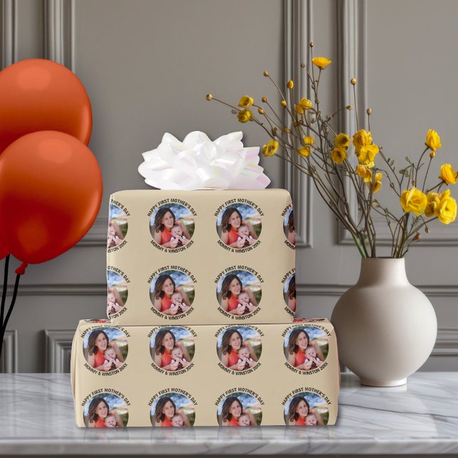 Happy First Mother Day Custom Foto & Text Geschenkpapier (Von Creator hochgeladen)