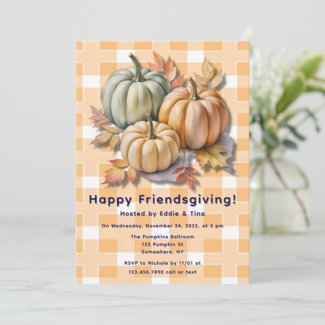 Happy Friendsgiving Pumpkins & Autumn Leaves Einladung (Stehend Vorderseite)