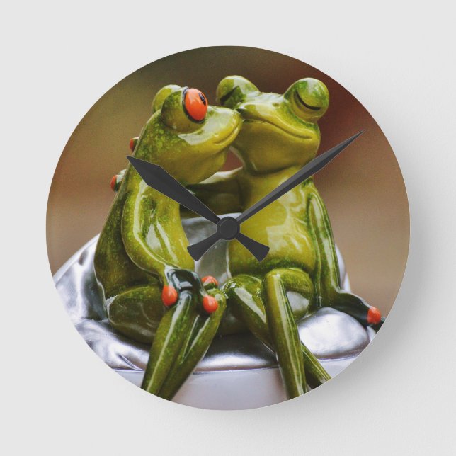 Happy Frogs Runde Wanduhr (Vorderseite)