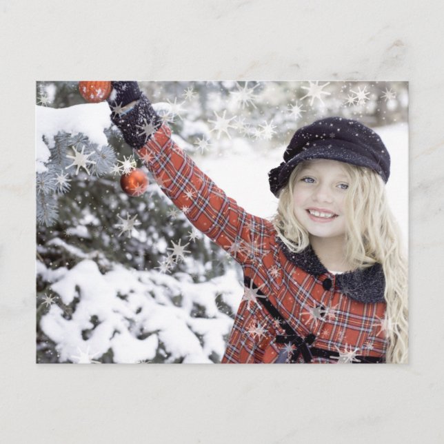Happy Girl dekoriert Weihnachtsbaum Postkarte (Vorderseite)