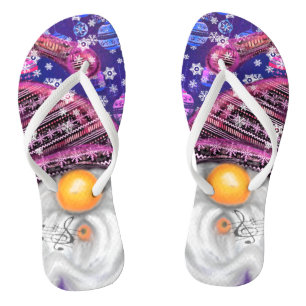 Happy Gnome in Lila Hut Singt ein Weihnachtslied   Flip Flops