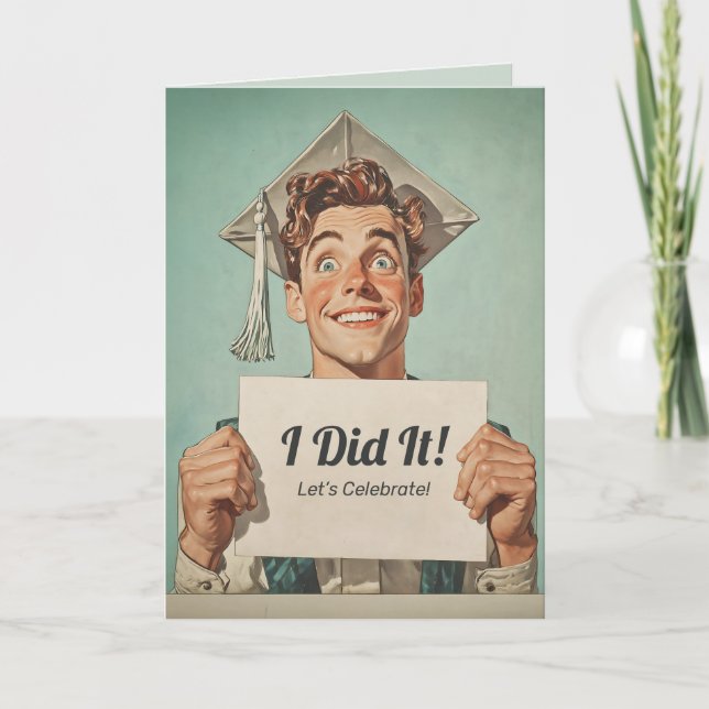 Happy Graduate Holding Einladung (Vorderseite)