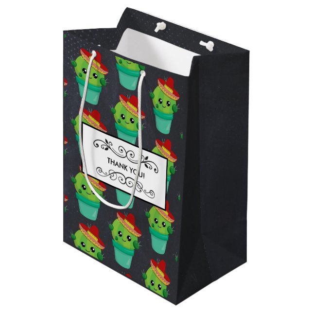 Happy Green Cactus in a Red Sombrero Pattern Mittlere Geschenktüte (Vorderseite Schrägansicht)