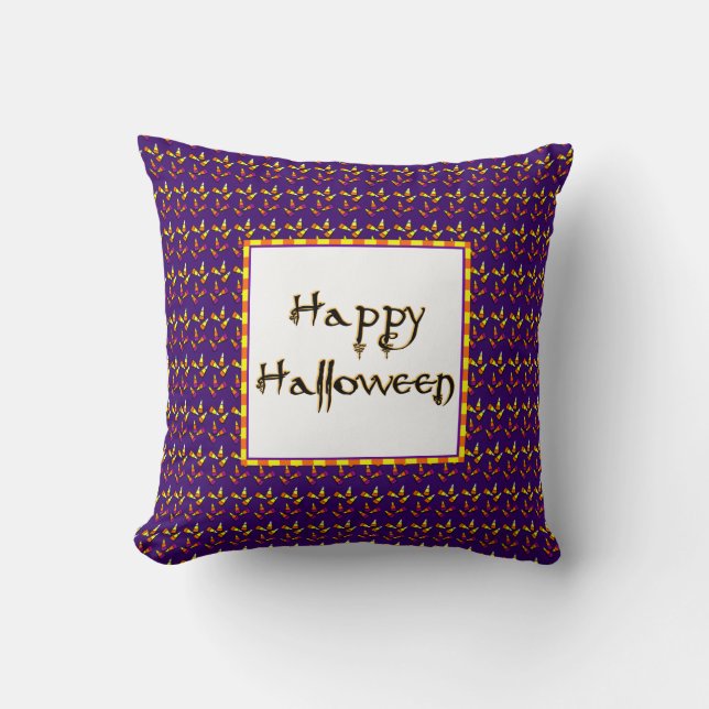Happy Halloween Candy Corn auf Lila Kissen (Vorderseite)