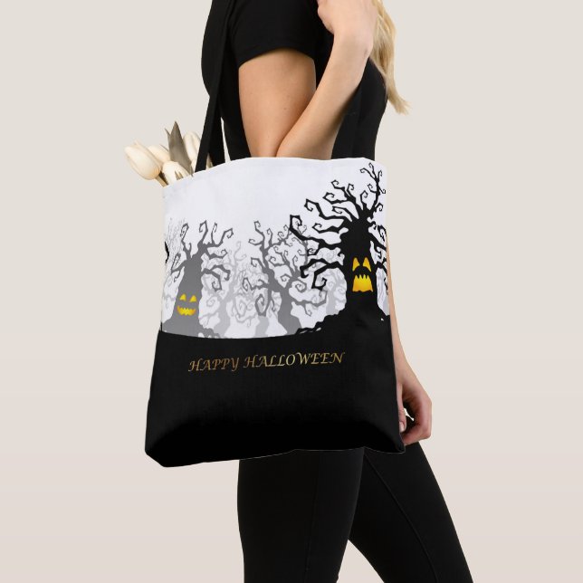 Happy Halloween mit Spooky Trees Tasche (Von Nahem)