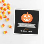 Happy Halloween Orange Kürbislaterne Pumpkin Serviette<br><div class="desc">Stilvolle,  benutzerdefinierte "Happy Halloween" Party-Servietten mit einem lächelnden Jack-oder-Laternen Kürbis,  benutzerdefinierte Text,  die Sie für Ihren Urlaub / Party mit einem Familiennamen personalisieren können,  und klassische Orange,  Schwarz,  Grau und Weiß Farben.</div>