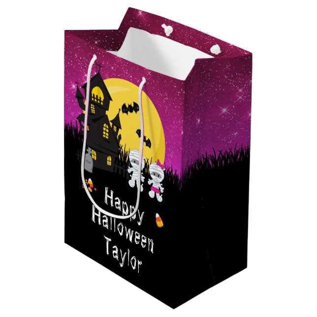 Happy Halloween Party Mummy Dark Pink Mittlere Geschenktüte (Vorderseite Schrägansicht)