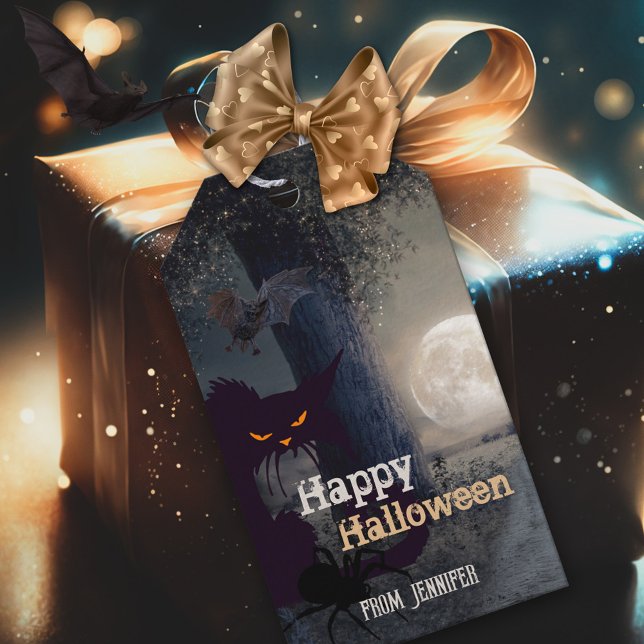 Happy Halloween Spooky Black Cat Geschenkanhänger (Happy Halloween gift tag with black cat, bat and spider and a tree with fairy lights at full moon)