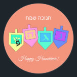 Happy Hannukah English Hebrew Runder Aufkleber<br><div class="desc">Es gibt eine Vielzahl von Hintergrundfarben, um den dreifachen Bildern und dem Happy Hanuka-Gruß auf Hebräisch und Englisch einen fröhlichen oder eleganteren Hintergrund zu verleihen. Die hebräischen Briefe auf den dreieligen Seiten stehen für: Hier geschah ein großes Wunder, wie das Sprichwort in Israel geht. Außerhalb Israels ist das Sprichwort: Dort...</div>