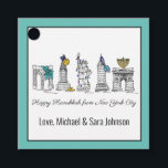 Happy Hanukkah aus New York City NYC Chanukah Geschenkanhänger<br><div class="desc">Design zeigt eine originelle Marker-Illustration von New York City "gekleidet" für die Feriensaison. Persönlich für ein lustiges Urlaubsgeschenk oder Gastgeschenk. Dieses Design ist auch auf anderen Produkten erhältlich. Auch die Gestaltung der Projekte wird koordiniert. Sehen Sie nicht, wonach Sie suchen? Kontaktieren Sie Rebecca, um etwas für Sie entworfen zu haben....</div>