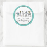 Happy Hanukkah aus New York City NYC Chanukah Runder Aufkleber<br><div class="desc">Im Design finden Sie eine originelle Bridge-und-Tinte-Illustration verschiedener New Yorker Sehenswürdigkeiten, darunter die Freiheitsstatue, den Washington Square Arch und die Brooklyn Bridge, die für die Feriensaison "gekleidet" ist. Ideal um Hanukkah und die jüdischen Feiertage zu feiern. Dieses NYC Design ist auch auf anderen Produkten erhältlich. Auch die Koordination von Chanukah...</div>