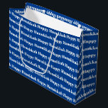 Happy Hanukkah Blau moderne Typografie Muster Große Geschenktüte<br><div class="desc">Happy Hanukkah blau und weiß moderne Typografie Muster große Geschenktasche. Weißes Textmuster auf blauem Hintergrund.</div>