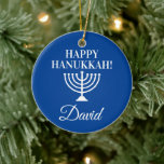 Happy Hanukkah blauen menorah Custom Jewish Holida Keramik Ornament<br><div class="desc">Happy Hanukkah blauen menorah Brauch jüdischen Weihnachtsbaum Ornament. Fügen Sie Ihren eigenen individuelle Name,  Gruß oder Monogramm Buchstaben hinzu. Personalisiertes Design für jüdische Feiertage. Elegante Weihnachtsdekorationen mit religiösem Kerzenhalter-Symbol. Laden Sie optional Ihr eigenes Foto auf die Rückseite. Enthält den Golden Glitzer String.</div>