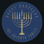 Happy Hanukkah 'Blue Gold Menorah Holiday Runder Aufkleber<br><div class="desc">Auf diesem Aufkleber befindet sich eine goldfarbene Menorah auf einem marineblau-blauen Hintergrund. Die Nachricht darüber lautet "Happy Hanukkah". Unter der Menorah ist ein Platz für Ihren Familiennamen,  den Sie personalisieren oder entfernen können,  wenn Sie möchten.</div>