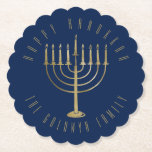 Happy Hanukkah Blue Gold Menorah Holiday Untersetzer<br><div class="desc">Dieser Button zeigt eine goldfarbene Menorah auf einem marineblauen Hintergrund. Die Nachricht darüber lautet "Happy Hanukkah". Unter der Menorah ist ein Platz für Ihren Familiennamen,  den Sie personalisieren oder entfernen können,  wenn Sie möchten. Entworfen von Künstler © Tim Coffey.</div>