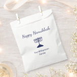 Happy Hanukkah Blue Menorah Holiday Geschenktütchen<br><div class="desc">Happy Hanukkah Holiday Party Gefallen Tasche,  mit einem einfachen blauen Menorah und Schrift Typografie Design. Mit einer weißen,  anpassbaren Schrift können Sie Ihren eigenen Text hinzufügen. Eine festliche Art,  mit Freunden und Lieben zu feiern.</div>