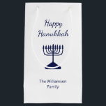 Happy Hanukkah Blue Menorah Holiday Kleine Geschenktüte<br><div class="desc">Happy Hanukkah Holiday Party Geschenktasche,  mit einer einfachen blauen Menorah und Schrift Typografie Design. Mit einer weißen,  anpassbaren Schrift können Sie Ihren eigenen Text hinzufügen. Eine festliche Art,  mit Freunden und Lieben zu feiern.</div>