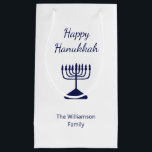 Happy Hanukkah Blue Menorah Holiday Kleine Geschenktüte<br><div class="desc">Happy Hanukkah Holiday Party Geschenktasche,  mit einer einfachen blauen Menorah und Schrift Typografie Design. Mit einer weißen,  anpassbaren Schrift können Sie Ihren eigenen Text hinzufügen. Eine festliche Art,  mit Freunden und Lieben zu feiern.</div>