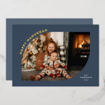 Happy Hanukkah Blue Modern Frame Foil Holiday Card Folien Feiertagskarte<br><div class="desc">Wünschen Sie Ihren Lieben eine sehr glückliche Hanukkah mit dieser lustigen Single-Fotokarte. Es verfügt über einen blauen blattförmigen Rahmen mit den Worten Happy Hanukkah in Folie entlang einer der gekrümmten Ecken und Platz für Ihren Namen im Jahr neben der anderen gekrümmten Ecke. Die Rückseite hat Platz für ein anderes Foto....</div>