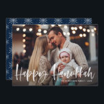 Happy Hanukkah Brush Lettering Foto Feiertagskarte<br><div class="desc">Happy Hanukka! Senden Sie Urlaubswünsche und Grüße mit dieser rustikalen Urlaubskarte. Es zeigt 'Happy Hanukkah' in der Pinselhandschrift. Personalisieren Sie diese Urlaubskarte,  indem Sie Ihr Lieblings-Foto,  Gruß,  Namen und andere Details hinzufügen. Erhältlich als Flachkarte,  gefaltete Karte und Postkarte.</div>