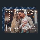 Happy Hanukkah Brush Lettering Foto Feiertagskarte<br><div class="desc">Happy Hanukka! Senden Sie Urlaubswünsche und Grüße mit dieser rustikalen Urlaubskarte. Es zeigt 'Happy Hanukkah' in der Pinselhandschrift. Personalisieren Sie diese Urlaubskarte,  indem Sie Ihr Lieblings-Foto,  Gruß,  Namen und andere Details hinzufügen. Erhältlich als Flachkarte,  gefaltete Karte und Postkarte.</div>