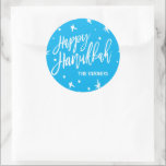 Happy Hanukkah Brush Script Individuelle Name Runder Aufkleber<br><div class="desc">Ideal für Geschenke und Geschenkverpackung dieser Hanukka,  verwenden Sie diese festlichen Urlaubsticker,  personalisiert mit Ihrem Namen.  Benötigen Sie Hilfe bei der Anpassung? Senden Sie uns eine E-Mail an hello@christiekelly.com für kostenlosen Support.</div>