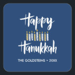 Happy Hanukkah Candles blau gelben Sonderurlaub Quadratischer Aufkleber<br><div class="desc">Siegel Sie Hanukkah Mailing oder Ihr Geschenk für den Urlaub mit diesen lustigen Aufklebern mit "Happy Hanukkah" in modernen gebürsteten Typografie und eine Dekoration von Kerzen in gelb und blau. Fügen Sie mithilfe der Vorlage Ihren Namen oder Ihre Nachricht hinzu</div>