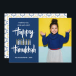 Happy Hanukkah Candles Blue Holidays Foto Einladung<br><div class="desc">Festliche Hanukkah Holiday Foto Grußkarte mit Ihrem besten Portrait-Foto und "glückliche hanukkah" in handgeschriebenen Stil Pinsel Typografie und Kerzen in Schattierungen von Blues und gelb. Personalisieren Sie den benutzerdefinierten Text mit Ihrem Namen und Jahr. Karten kehren zu einem Sternmuster eines koordinierten blauen Hintergrunds zurück.</div>