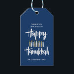Happy Hanukkah Candles Blue Sonderferien Geschenkanhänger<br><div class="desc">Niedliche und lustige Happy Hanukkah in handgeschriebenem Stil Pinseltypografie und Kerzen in den Schattierungen von Blues und Gelb. Geschenketiketten sind perfekt für diese Feriensaison Geschenke Bedürfnisse. Diese Etiketten sind ideal für Weinflaschen,  Kekse oder andere hausgemachte Leckereien. Karten kehren zu einem Sternmuster eines koordinierten blauen Hintergrunds zurück.</div>