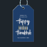 Happy Hanukkah Candles Blue Sonderferien Geschenkanhänger<br><div class="desc">Niedliche und lustige Happy Hanukkah in handgeschriebenem Stil Pinseltypografie und Kerzen in den Schattierungen von Blues und Gelb. Geschenketiketten sind perfekt für diese Feriensaison Geschenke Bedürfnisse. Diese Etiketten sind ideal für Weinflaschen,  Kekse oder andere hausgemachte Leckereien. Karten kehren zu einem Sternmuster eines koordinierten blauen Hintergrunds zurück.</div>